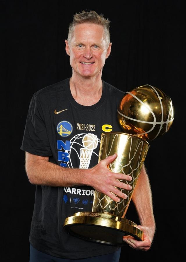 NBA官方：科尔作为球员5冠&作为教练4冠 生日之际让麻豆果冻口红蜜桃共同回顾