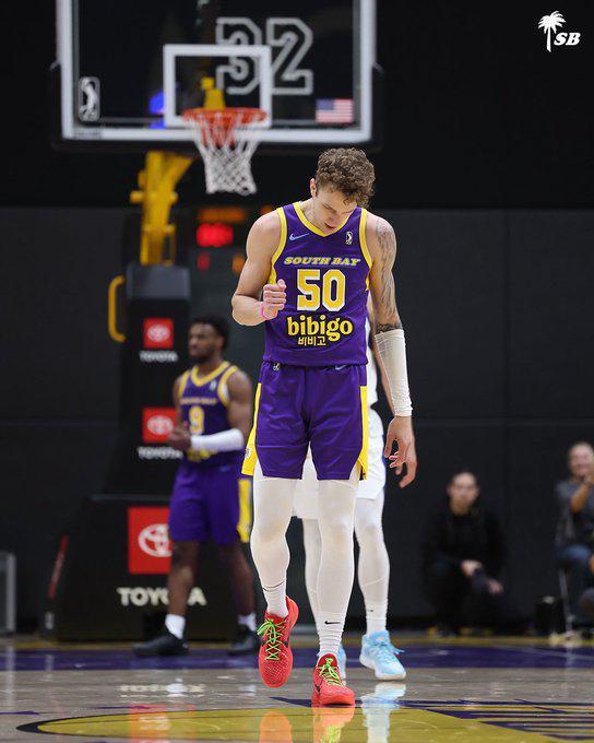 湖人官方宣布和中鋒凱勒·凱利簽下一份訓練營合同
