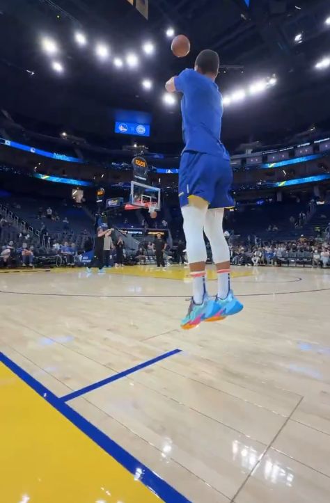 就是準！庫里賽前熱身時連中l(wèi)ogo三分，輕松寫意