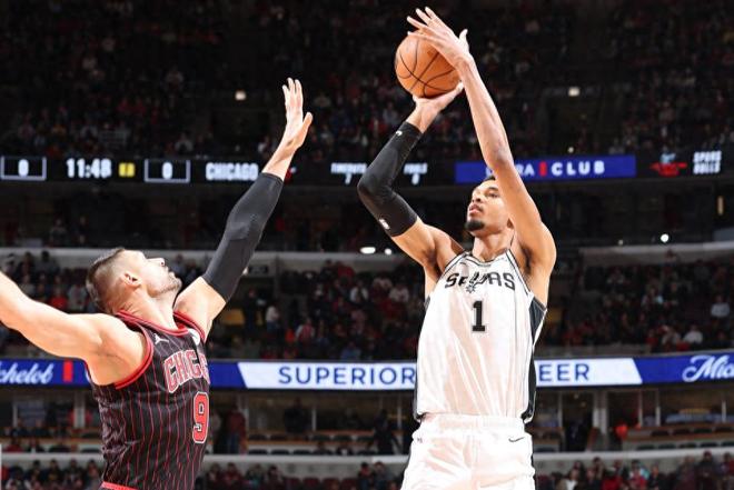 38+12+5+5帽，文班連送關鍵3分！馬刺逆轉公牛豪取3連勝坐穩第二