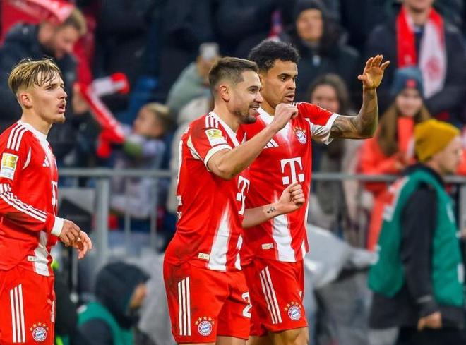 足壇一夜動(dòng)態(tài)：拜仁12輪不敗領(lǐng)跑，曼城絕殺魚(yú)腩，巴薩AC米蘭登頂