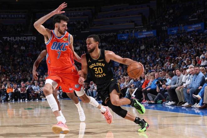 核心對決！亞歷山大28+11完勝庫里13中4 勇士當家生涯首次惡犯