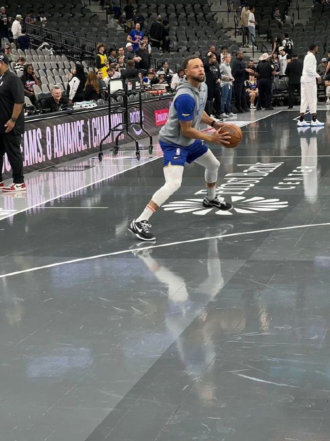 打不過就加入！庫里被安德瑪放棄后穿耐克球鞋！示好耐克？