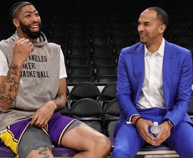 簽2.5億后就擺爛！才打6場(chǎng)就賽季報(bào)銷！打球只為掙錢，哈登命太苦