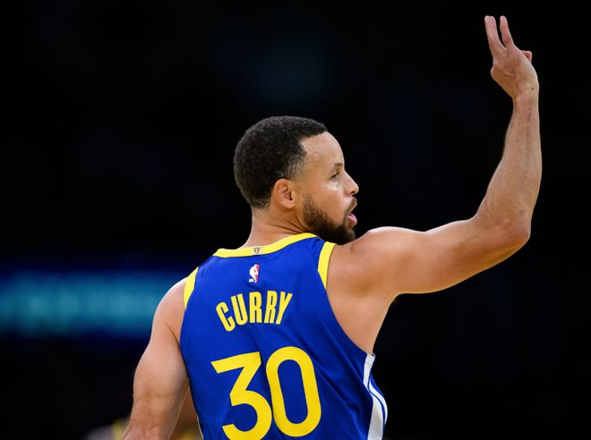 庫(kù)里你太狠了，37歲仍不可阻擋，達(dá)成NBA79年史無(wú)前例的紀(jì)錄