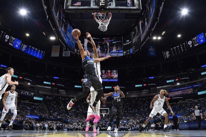 16分逆轉(zhuǎn)！魔術(shù)險(xiǎn)勝送籃網(wǎng)12戰(zhàn)11敗 小瓦25+6+5連中關(guān)鍵三分