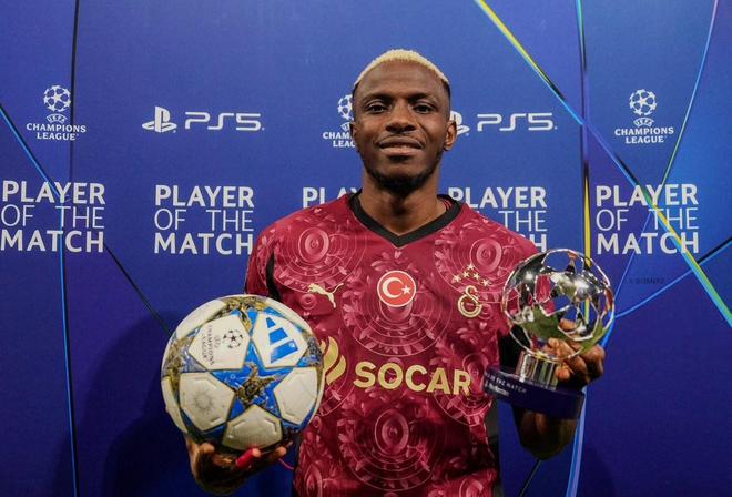 继C罗和小卢卡斯后，奥斯梅恩是第三位欧冠对贾府戴帽的球员