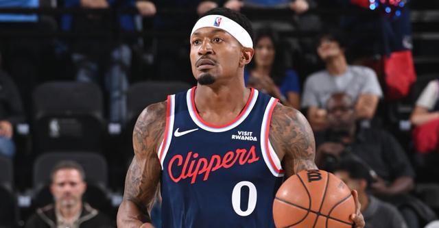 泰伦-卢：比尔在上一场比赛背部受伤 今天将不会出战