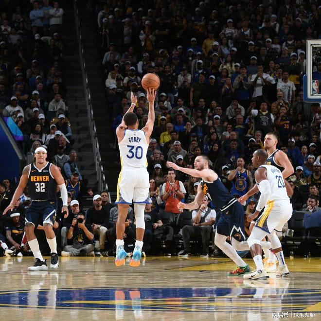 勇士怎么想的？上赛季季后赛，让他看饮水机，新赛季让他打首发