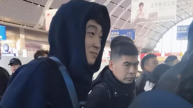 再见张峻豪黄秋实！球迷送行，杨鸣助手送祝福，张陈期待练级归来