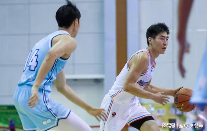 42投38中狂轰101分！男篮25岁新秀杀红眼：他还能重返CBA吗？