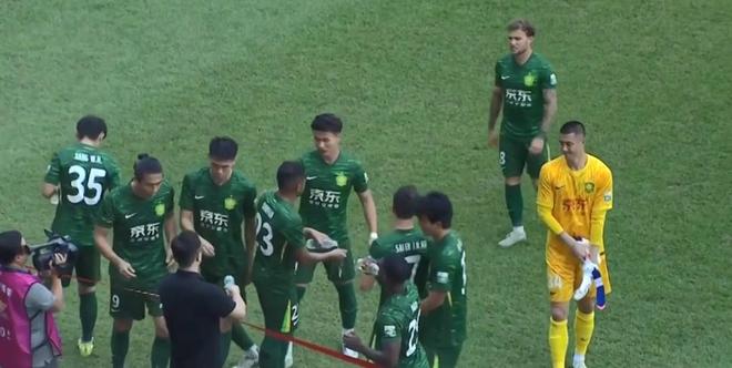 博主：国安队在肇庆训练三天后，已于今上午启程前往中国香港