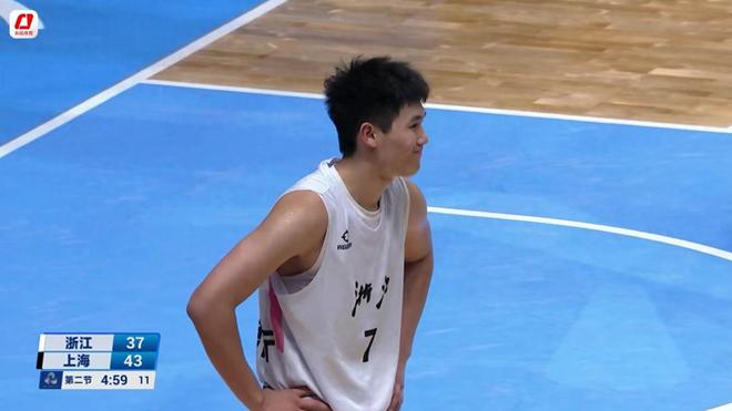 广东又出个王仕鹏！29分+32分，百步穿杨，球迷：顶投3分真的逆天