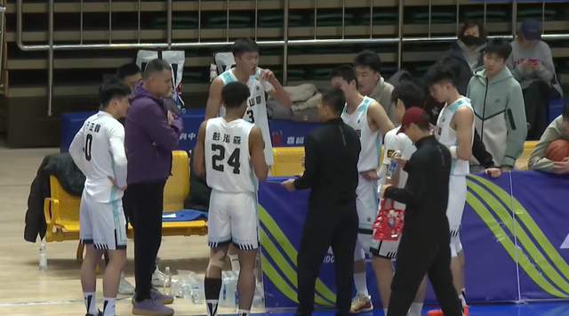 错失绝杀！山东2分惜败，输掉齐鲁德比，鞠维松束手无策，真闹心