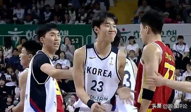 巨大争议！韩国队员夹“胡金秋胳臂”骗犯规后偷笑 杜锋公开吐槽
