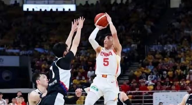 76-90！中国男篮耻辱一战，遭韩国男篮“双杀”，程帅澎90度崴脚