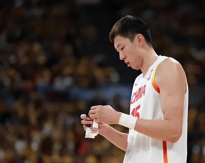 中国男篮76-90韩国 球员评价：2人优秀，2人及格，7人低迷