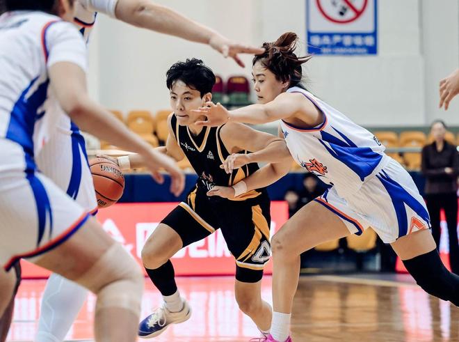 轟38+7制勝！中國女籃23歲王牌創(chuàng)紀(jì)錄：衛(wèi)冕冠軍隊(duì)長又帥又能打