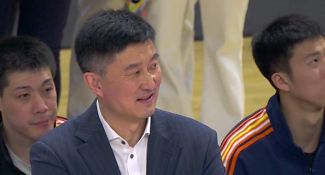 廣東男籃3人被批混日子，杜鋒無奈苦笑，球迷為山東小伙鳴不平