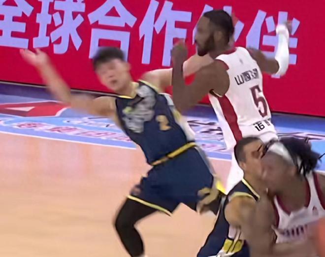 徹底杠上！諾威爾連續(xù)2次欺負(fù)徐杰，推倒+夾臂，廣東后衛(wèi)霸氣還擊