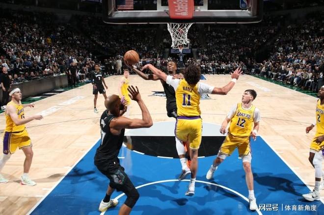 壓哨絕殺，2.4億留不留？湖人經(jīng)歷幸福的煩惱！