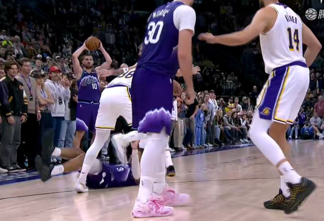 绝杀被湖人抱摔不吹？爵士主帅赛后拒绝退场！站在场中央狂喷裁判