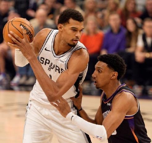 強(qiáng)大的馬刺被太陽隊全方位吊打，文班亞馬不靈了！