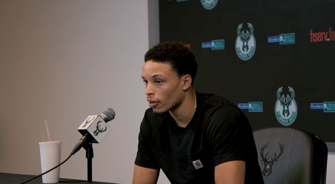 羅林斯：庫里賽后給了我簽名球衣，我肯定要把它裱起來掛墻上