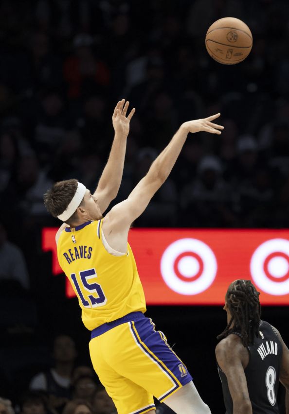 大爆冷！湖人壓哨絕殺，里夫斯28+16，這一戰，我必須承認5個事實