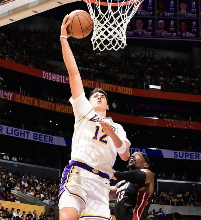 600萬拉拉維亞登全美熱搜！隔扣7尺長人+空接炸框 近三戰(zhàn)場均22+7