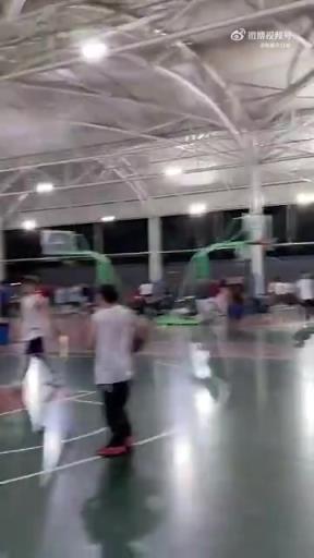 国产卡戴珊的肘子姐单手扔球：毕竟以前练标枪的~