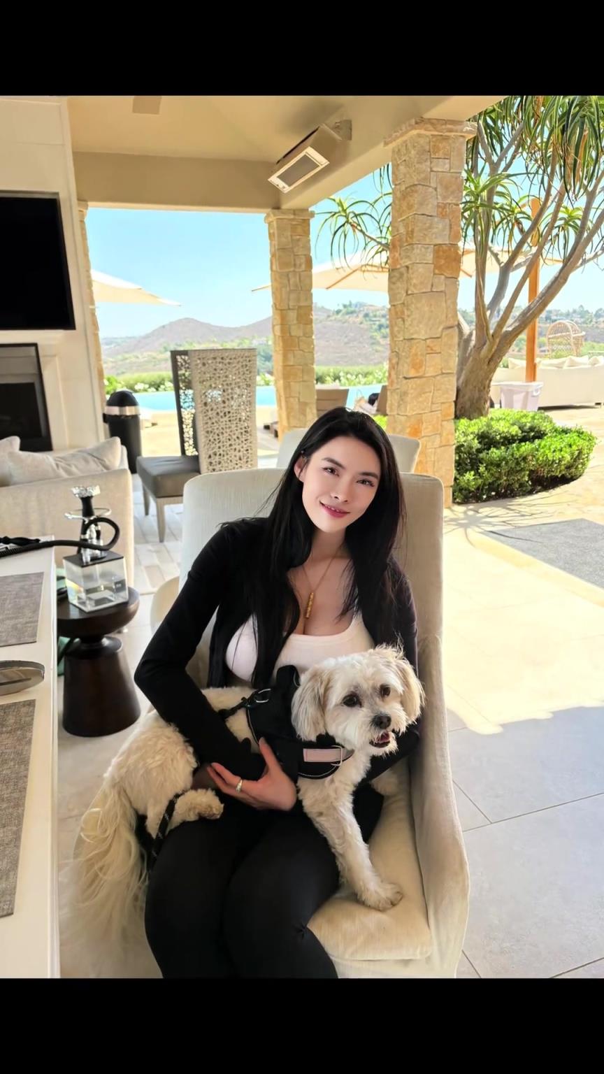 关系很好啊！此前和巴特勒一起逛赌城的华人美女参观巴特勒的豪宅