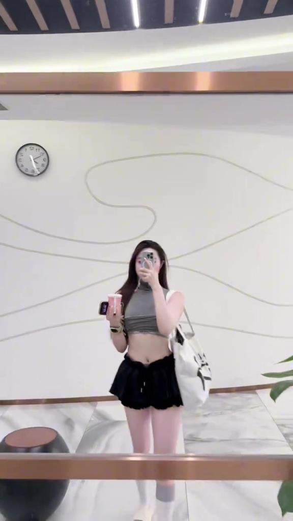 蘇超媛！！現在的媛真是哪裏火就去哪裏啊，不過這身材有姿色~