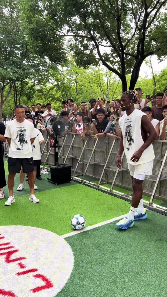 巴特勒踢足球⚽️这脚法啥水平？