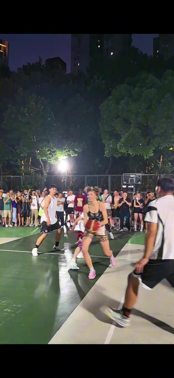打過成年隊吧？1米85的大洋馬俄羅斯美女4v4到底有多強？