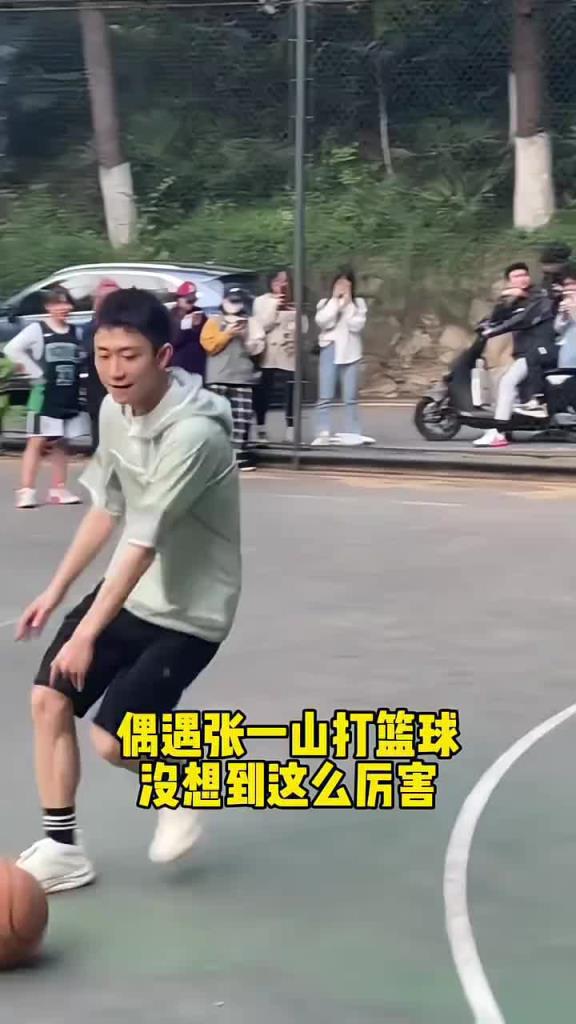 左撇子啊！男星張一山打籃球 這水平算得上野球場大腿嗎？