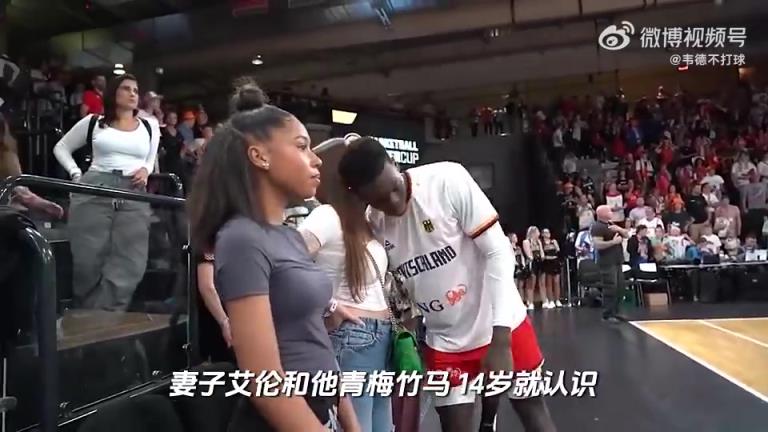 老婆帮忙擦身体贴面膜！小黑施罗德如何搞定大长腿校花的？