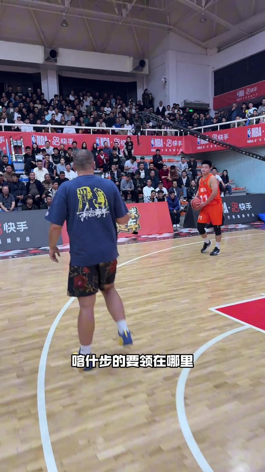 尴尬了哈！西热力江教学自创的喀什步 闫军老师现场点评：走步了