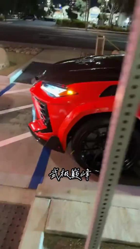 忙碌了一天的东契奇独自坐在车里刷手机