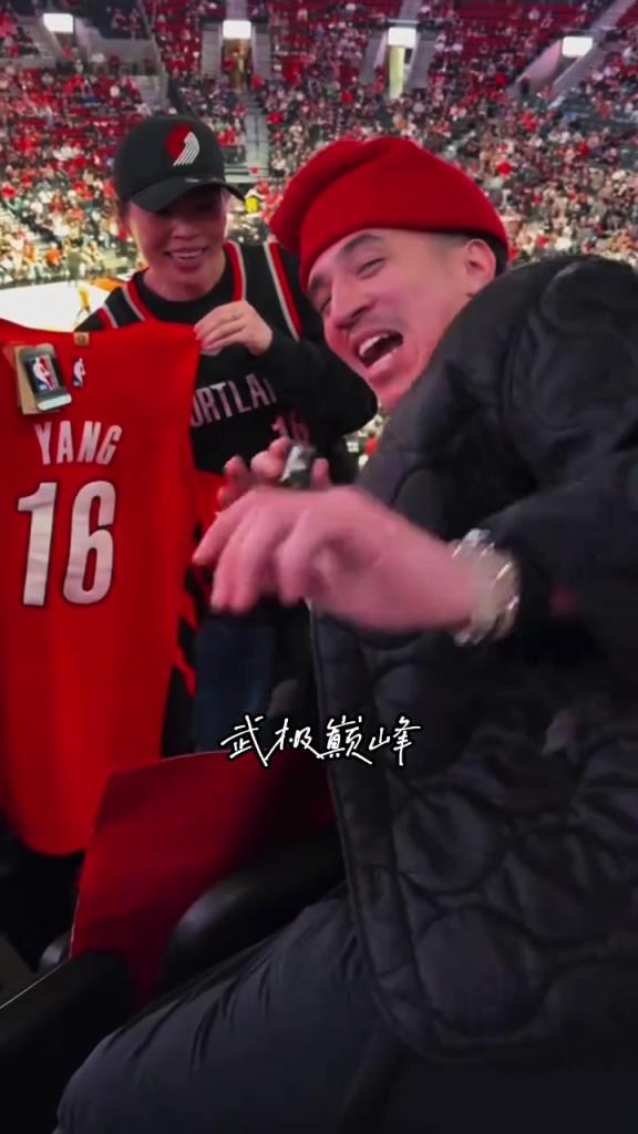 这影响力！女博主珠姐手拿杨瀚森球衣现场教老外说“杨瀚森牛皮”