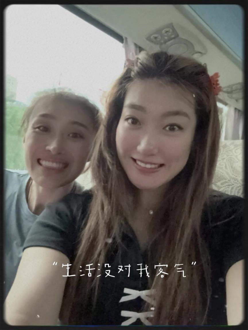 李梦晒近期的出行照：中秋祝福你们都是怎么写哒~