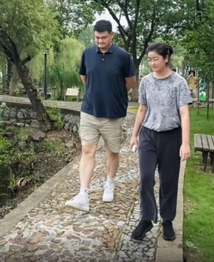 高人观光团！姚明一家国庆节现身苏州游玩 女儿已近2米~