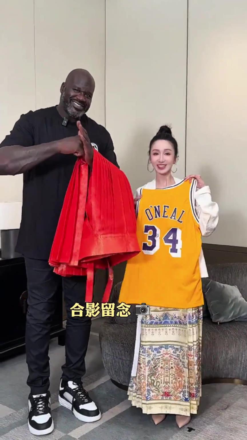 超大号马面裙！女星娄艺潇给奥尼尔准备的神秘礼物 鲨鱼回赠签名球衣