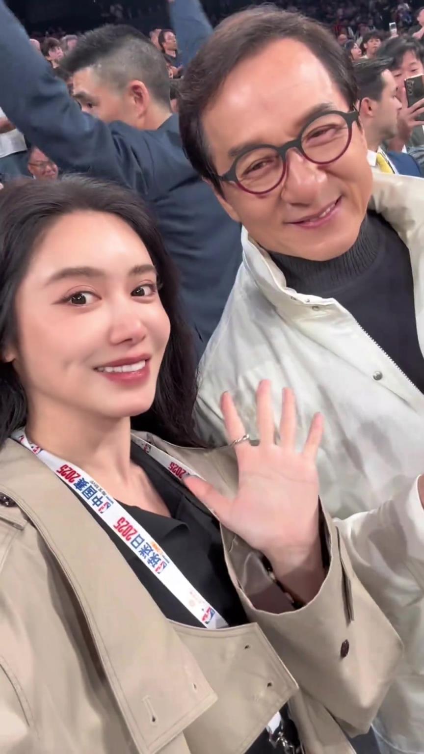 牌面啊！美娜晒NBA中国赛期间和成龙大哥的合影~
