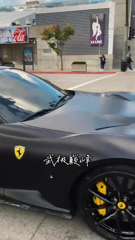 豪車啊！網友偶遇布朗尼開著新換的法拉利812來到球館~