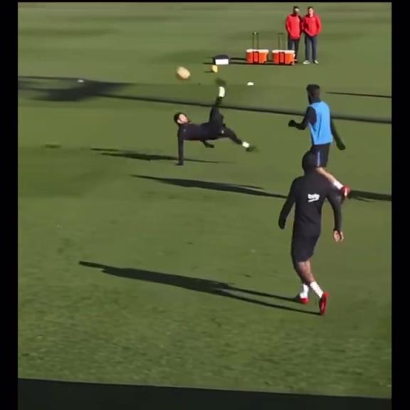 值得收藏回忆的视频！梅西训练时期的神奇操作合集！