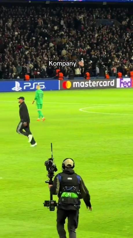 赛后以为哪个球迷冲场了,原来是孔帕尼,现在拜仁整个团队太团结 赛后以为哪个球迷冲场了,原来是孔帕尼,现在拜仁整个团队太团结