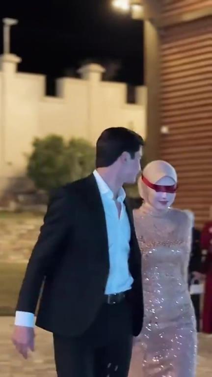 胡桑诺夫老婆此前结婚时还红带蒙眼?这是一点都不让人看到 胡桑诺夫老婆此前结婚时还红带蒙眼?这是一点都不让人看到