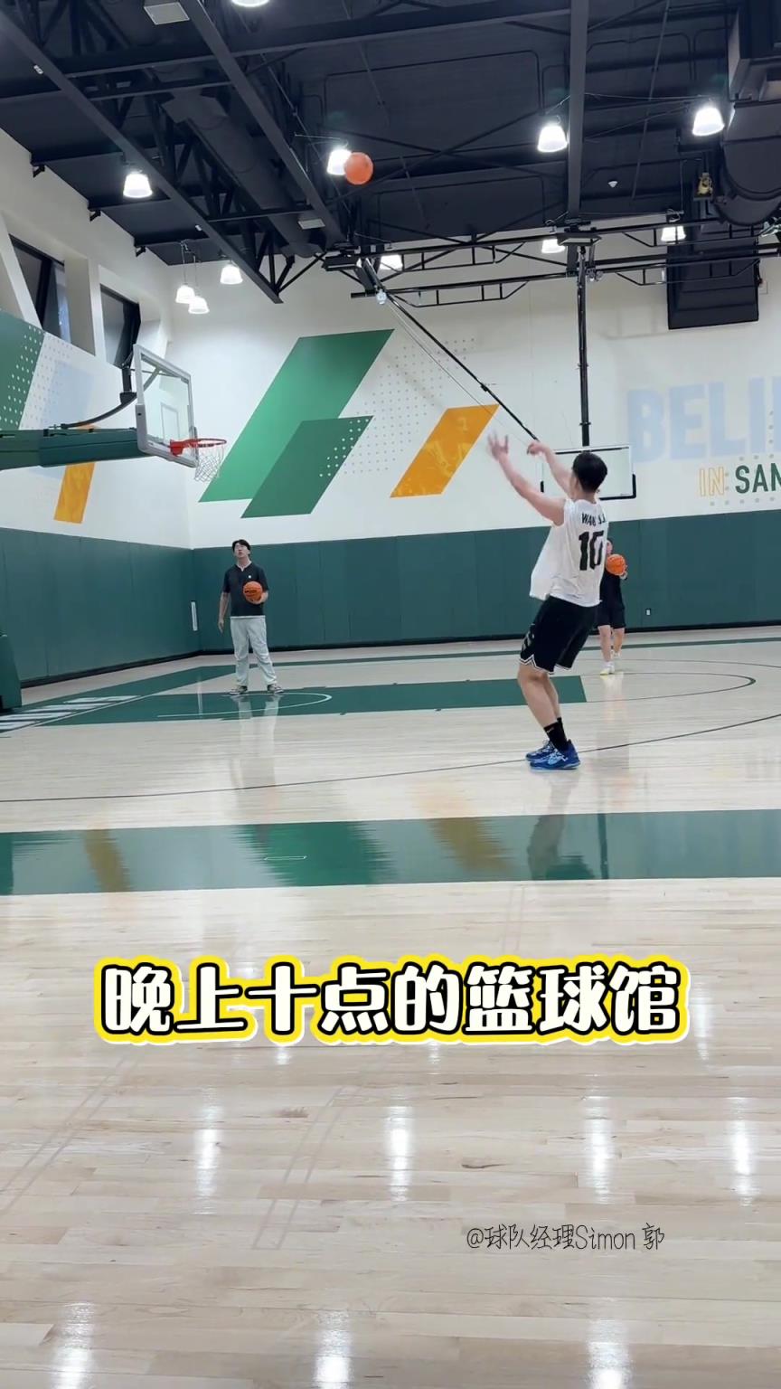 王俊杰晚上加练投篮！这投篮目前中国男篮球员的天花板了吧？