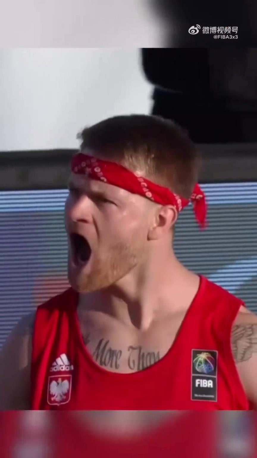 这都拿不了满分吗？FIBA扣将上演扭麻花超高难度飞扣好戏